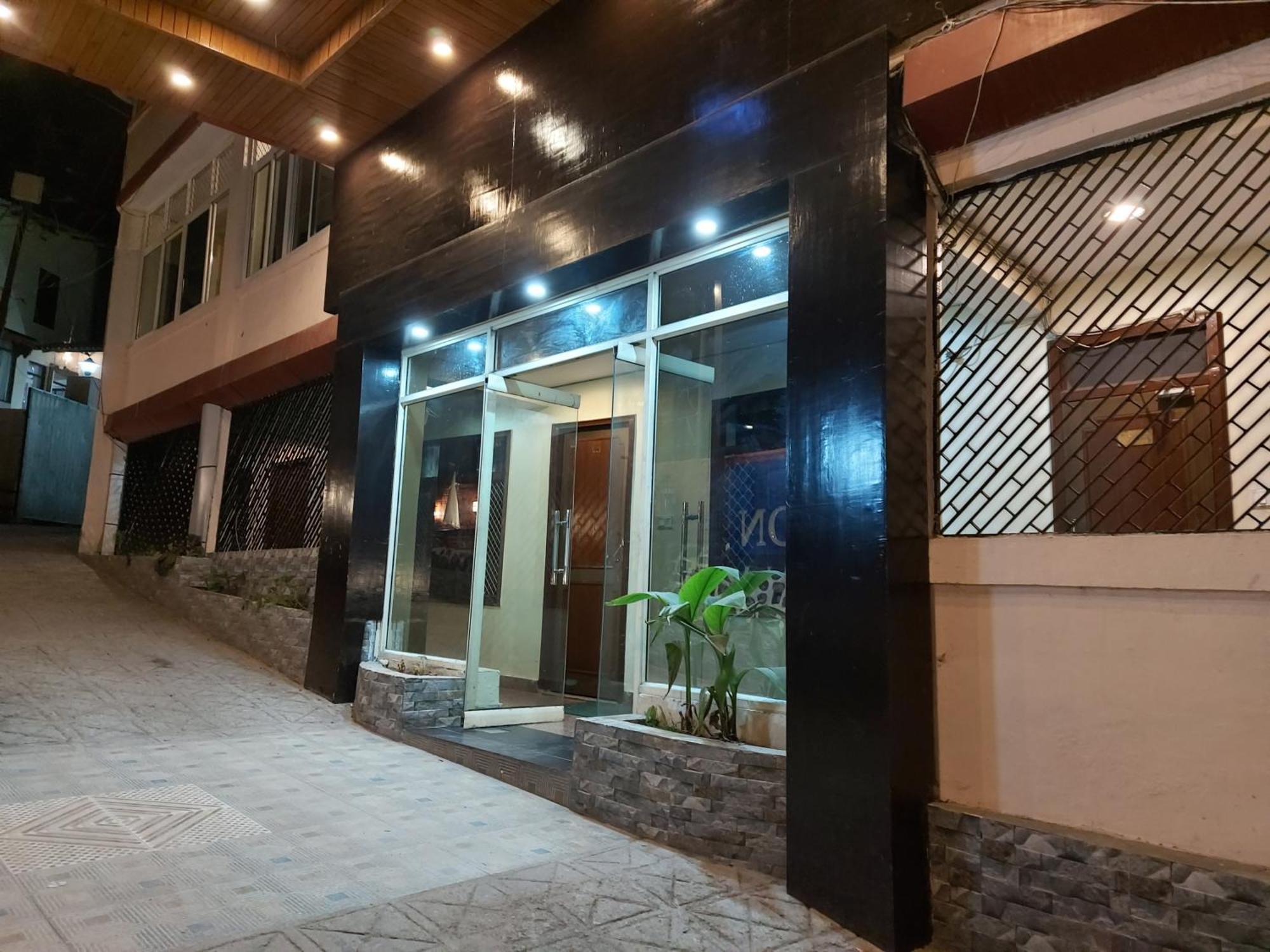 Goroomgo Moon Nainital Near Naini Lake - Parking & Lift Facilities -Hygiene And Spacious Room - Best Seller Eksteriør bilde