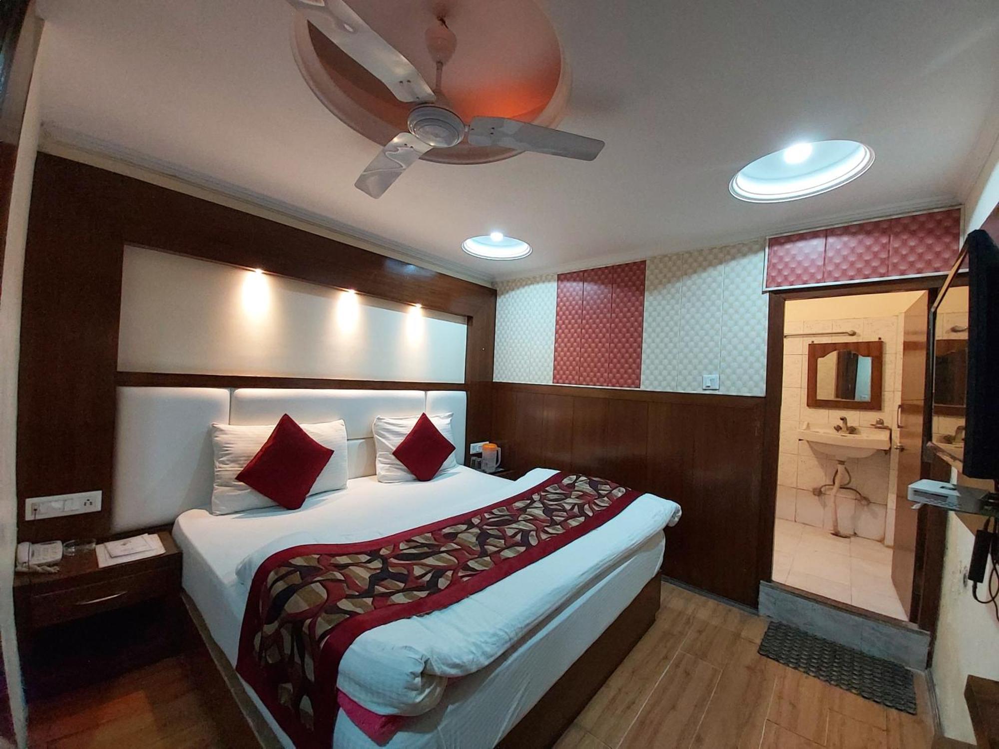 Goroomgo Moon Nainital Near Naini Lake - Parking & Lift Facilities -Hygiene And Spacious Room - Best Seller Eksteriør bilde