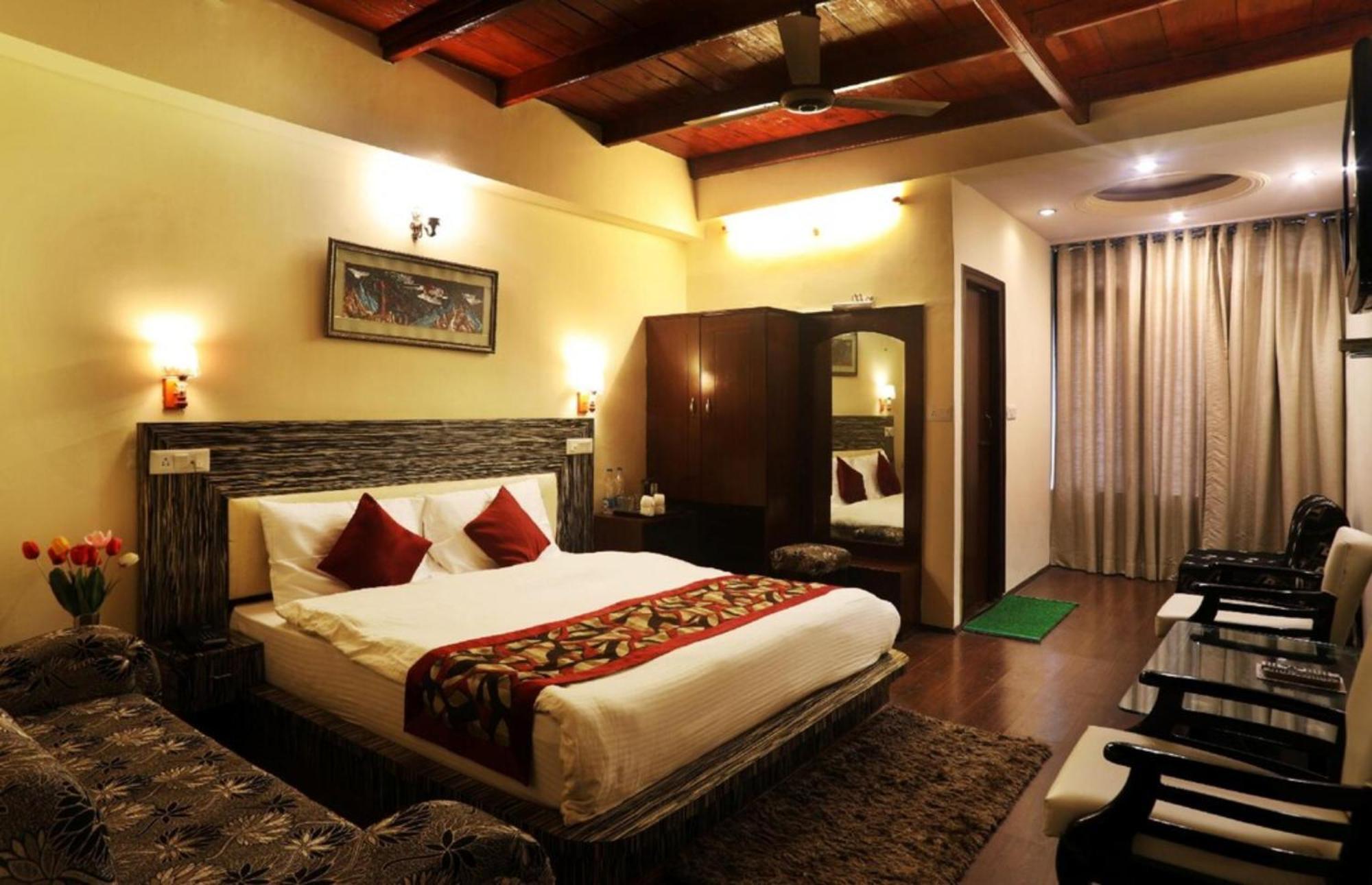 Goroomgo Moon Nainital Near Naini Lake - Parking & Lift Facilities -Hygiene And Spacious Room - Best Seller Eksteriør bilde