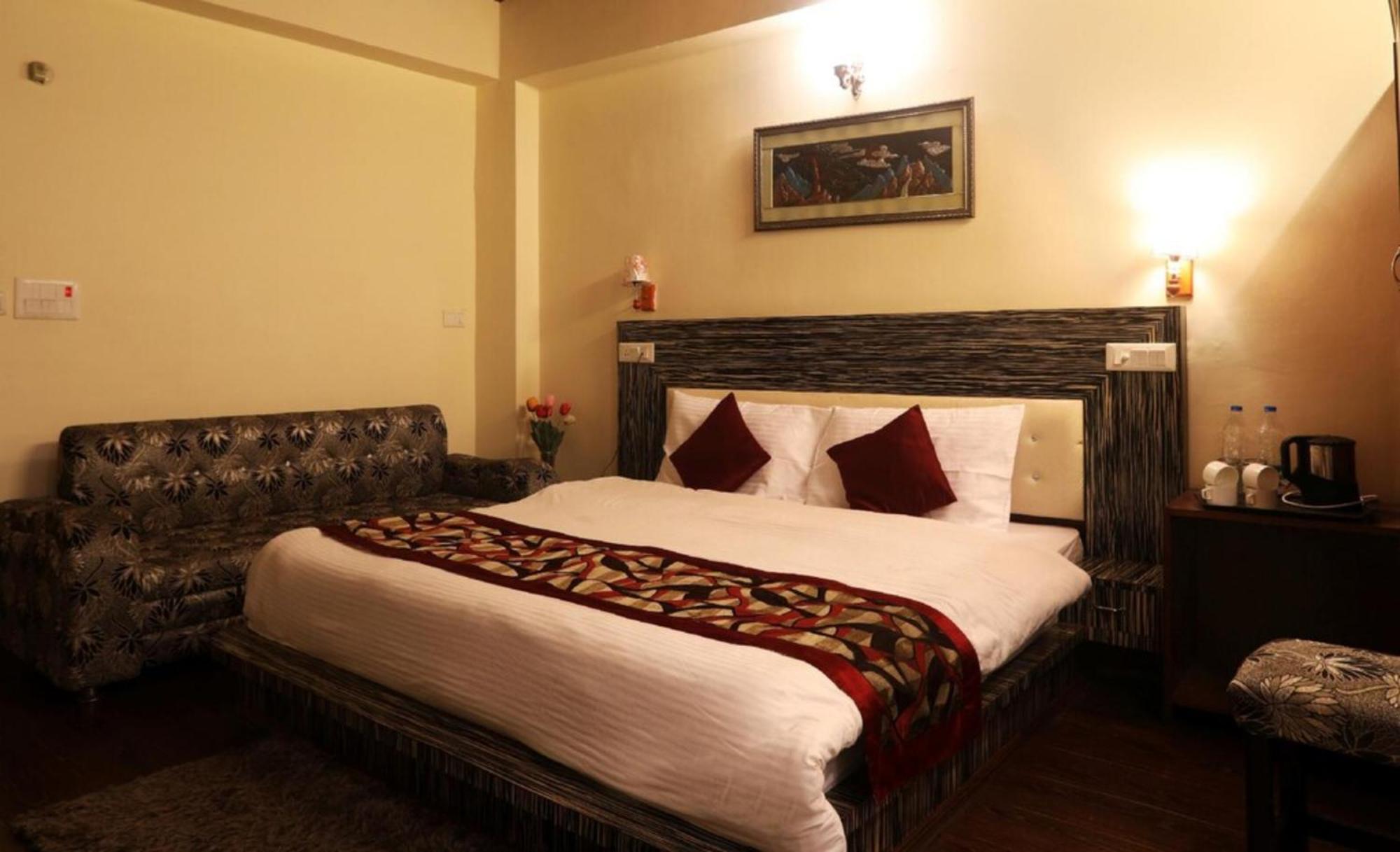 Goroomgo Moon Nainital Near Naini Lake - Parking & Lift Facilities -Hygiene And Spacious Room - Best Seller Eksteriør bilde