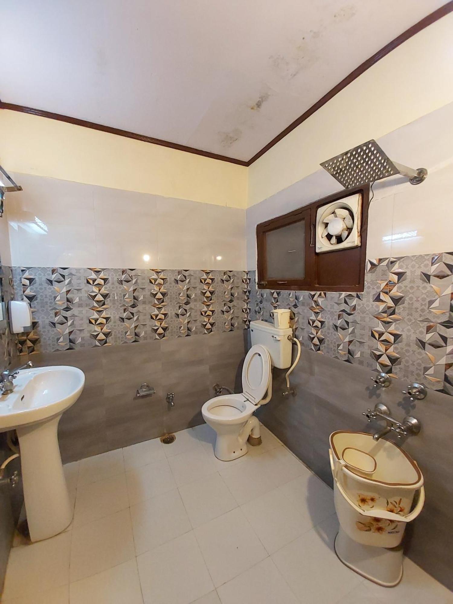 Goroomgo Moon Nainital Near Naini Lake - Parking & Lift Facilities -Hygiene And Spacious Room - Best Seller Eksteriør bilde