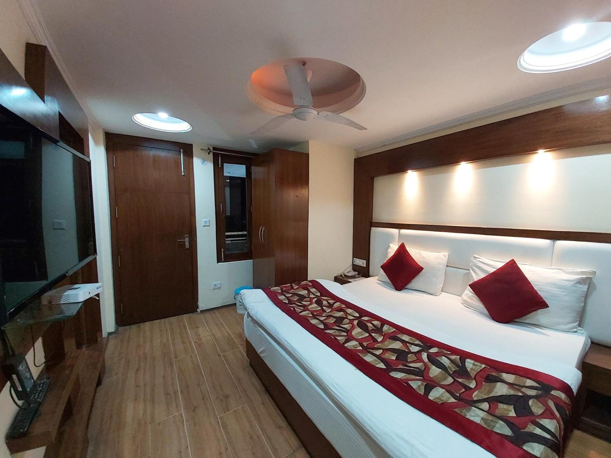 Goroomgo Moon Nainital Near Naini Lake - Parking & Lift Facilities -Hygiene And Spacious Room - Best Seller Eksteriør bilde